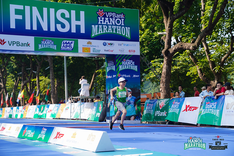 Những khoảnh khắc về đích ấn tượng của VPBank Hanoi Marathon 2019 Những khoảnh khắc về đích ấn tượng của VPBank Hanoi Marathon 2019